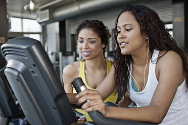 Frauen beim Training im Fitnessstudio - BLEF08822