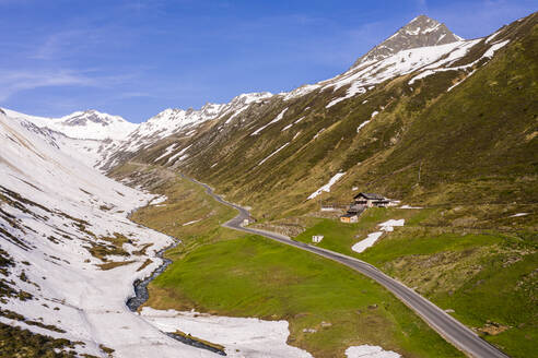 Luftaufnahme der Straße zum Rettenbachgletscher, Sölden, Ötztal, Tirol, Österreich - STSF02071