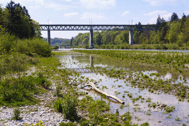 Deutschland, Oberbayern, Pullach, Großhesseloher Brücke über die Isar - SIEF08737