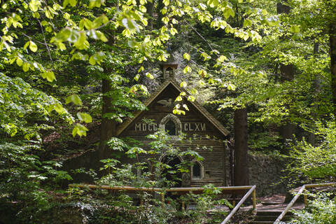 Deutschland, Oberbayern, München, Marienklause Kapelle umgeben von Bäumen, lizenzfreies Stockfoto