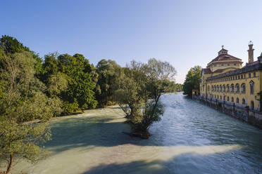 Deutschland, Oberbayern, München, Isar und Mullersches Volksbad - SIEF08740