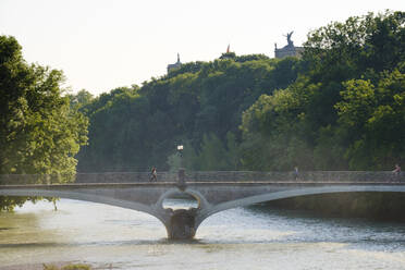 Deutschland, Oberbayern, München, Kabelstegbrücke über die Isar mit Maximilianeum im Hintergrund - SIEF08748
