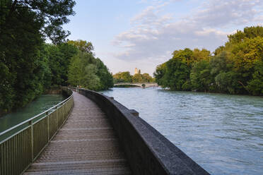 Deutschland, Oberbayern, München, Uferpromenade an der Isar mit Kabelsteg und Deutschem Museum im Hintergrund - SIEF08749