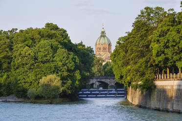 Deutschland, Oberbayern, München, Lukaskirche mit Isar und Maximiliansbrucke im Vordergrund - SIEF08751