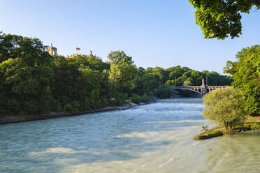 Deutschland, Oberbayern, München, Isar mit Maximilianeum und Maximiliansbrucke in der Ferne - SIEF08755