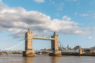 UK, London, Tower Bridge über die Themse - WPEF01576