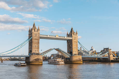 Schaufelraddampfer, der sich unter der gehobenen Tower Bridge bewegt, London, England, UK - WPEF01577
