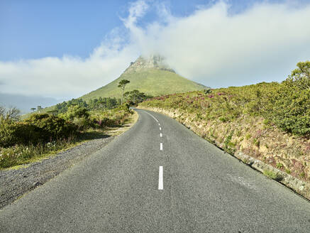 Leere Asphaltstraße in Richtung des Berges Lions Head, Kapstadt, Südafrika - CVF01245