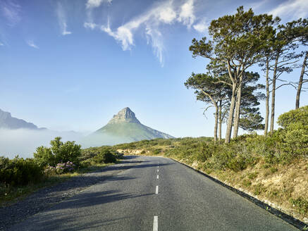 Leere Asphaltstraße in Richtung des Berges Lions Head, Kapstadt, Südafrika - CVF01246