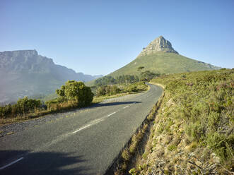 Leere Asphaltstraße in Richtung des Berges Lions Head, Kapstadt, Südafrika - CVF01247