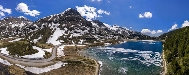 Blick auf die kurvenreiche Straße durch das Defereggental, Osttirol, Österreich - STSF02078