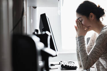 Hispanische Frau am Computer - BLEF08864