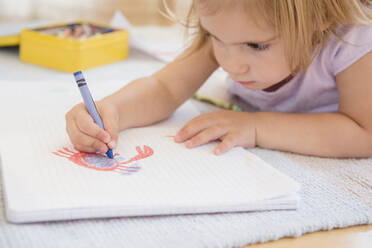 Caucasian girl drawing on floor - BLEF08898