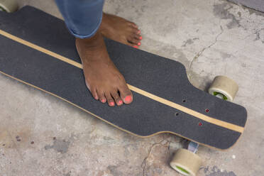 Young women's foot on skateboard - MOEF02332