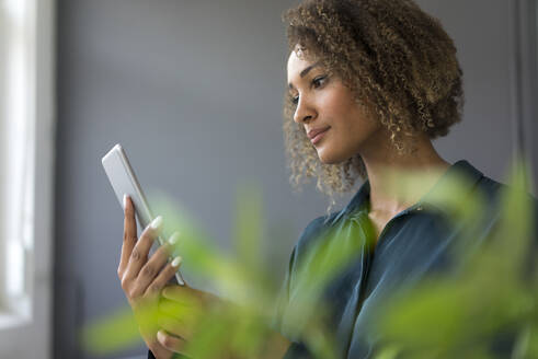 Junge Geschäftsfrau mit digitalem Tablet - MOEF02369