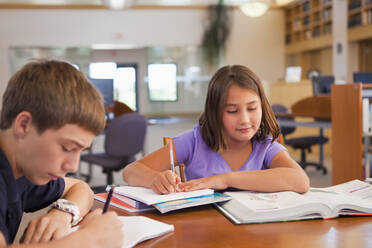 Studenten lernen in der Bibliothek - BLEF08944