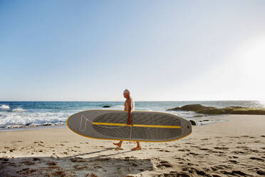 Kaukasischer Mann mit Paddleboard - BLEF09006