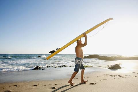 Kaukasischer Mann mit Paddleboard, lizenzfreies Stockfoto