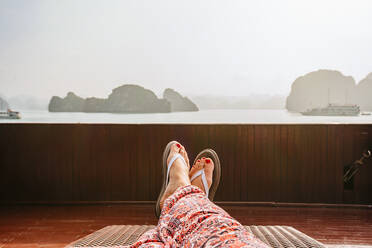 Kaukasische Frau auf einem Boot in der Ha Long Bay, Vietnam - BLEF09022