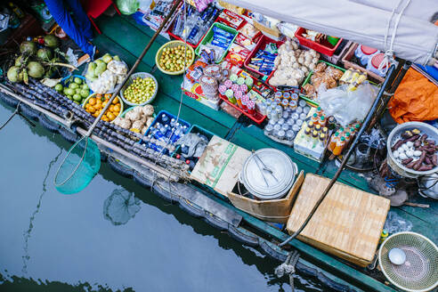 Hohe Winkel Ansicht der Verkäufer Boot auf dem Fluss - BLEF09024