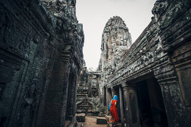 Frau erkundet Ruinen von Angkor Wat, Siem Reap, Kambodscha - BLEF09050