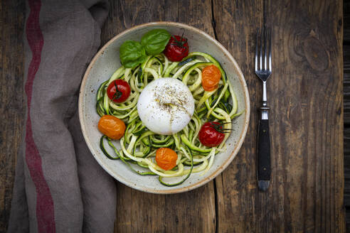 Schüssel Zoodles mit gebackenen Tomaten und Low Carb Burrata-Käse - LVF08143