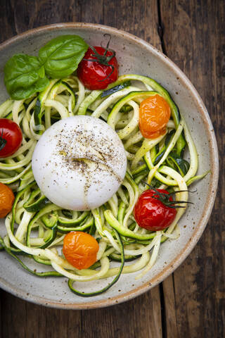 Schüssel Zoodles mit gebackenen Tomaten und Low Carb Burrata-Käse, lizenzfreies Stockfoto