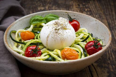 Schüssel Zoodles mit gebackenen Tomaten und Low Carb Burrata-Käse - LVF08145