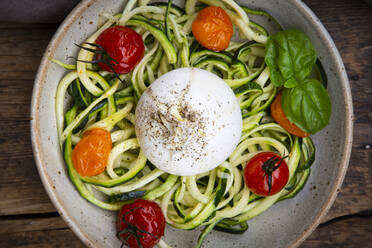 Schüssel Zoodles mit gebackenen Tomaten und Low Carb Burrata-Käse - LVF08146