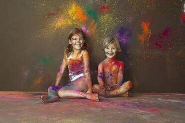 Kaukasische Kinder spielen mit Farbe - BLEF09148