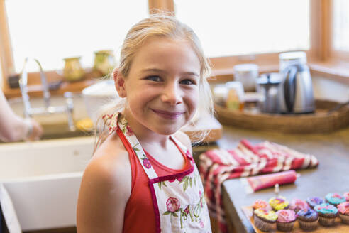 Kaukasisches Mädchen lächelnd in der Küche - BLEF09162