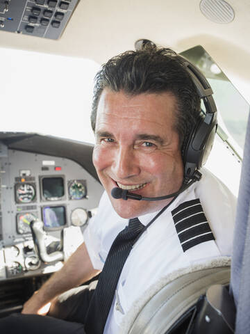 Kaukasischer Pilot im Cockpit eines Flugzeugs, lizenzfreies Stockfoto