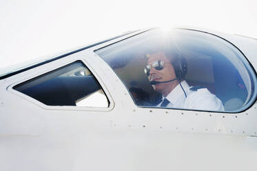 Kaukasischer Pilot im Cockpit eines Flugzeugs - BLEF09222