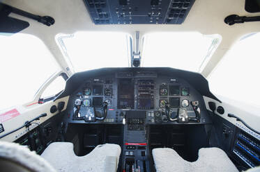 Cockpit eines leeren Flugzeugs - BLEF09227