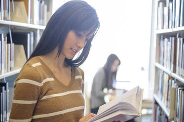 Schüler lesen in der Bibliothek - BLEF09236