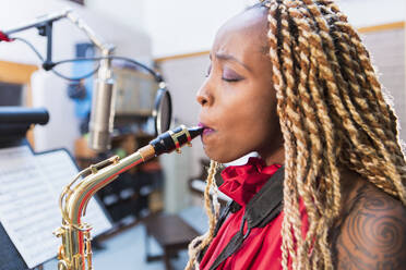 Afroamerikanischer Saxophonist bei einer Aufnahme im Studio - BLEF09249