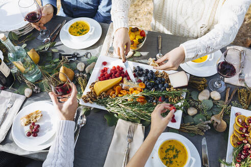 Freunde essen am Tisch im Freien - BLEF09308