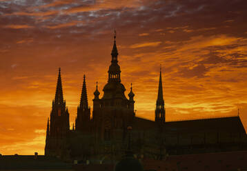 Silhouette der verzierten Kirche gegen Sonnenuntergang Himmel - BLEF09360