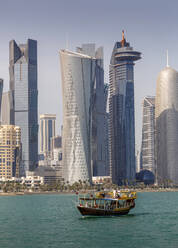 Boot schwimmt nahe der Skyline von Doha, Doha, Katar - BLEF09374