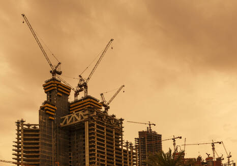 Tiefblick auf Kräne beim Bau von Hochhäusern in Doha, Doha, Katar - BLEF09376