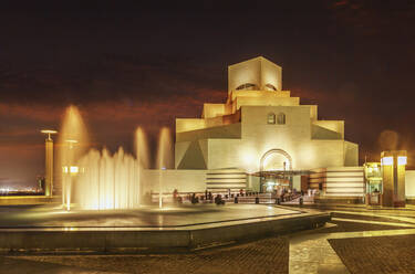 Doha Museum of Islamic Art bei Nacht beleuchtet, Doha, Katar - BLEF09383