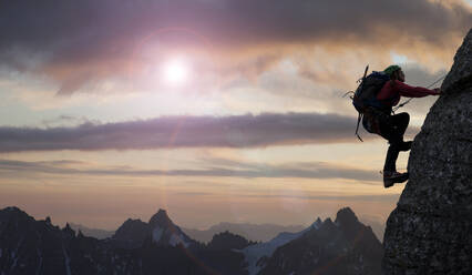 Kaukasischer Bergsteiger erklimmt einen Berg in abgelegener Landschaft - BLEF09387