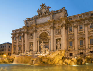 Trevi-Brunnen unter verschnörkeltem Gebäude, Rom, Latium, Italien - BLEF09389