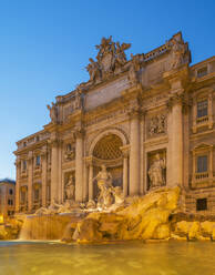 Trevi-Brunnen unter verschnörkeltem Gebäude, Rom, Latium, Italien - BLEF09390