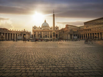 Verschnörkelte Gebäude und Petersplatz, Rom, Latium, Italien - BLEF09394