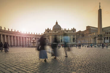 Unscharfe Ansicht von Menschen auf dem Petersplatz, Rom, Latium, Italien - BLEF09395