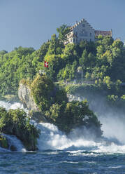 Haus auf einer Klippe mit Blick auf den Fluss - BLEF09397