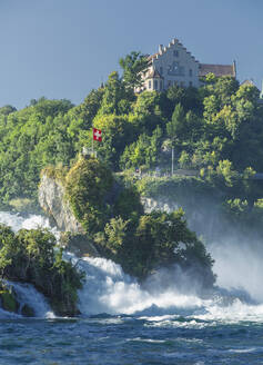 Haus auf einer Klippe mit Blick auf den Fluss - BLEF09397