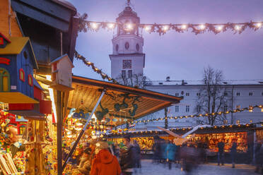 Nachts beleuchteter Weihnachtsmarkt im Freien - BLEF09400