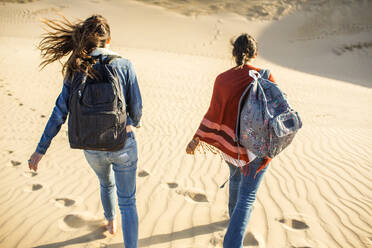 Gemischtrassige Frauen gehen auf Sanddünen - BLEF09416